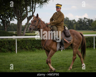 WROCLAW, POLEN - 4 SEPTEMBER; 2016: Pferderennen - Grand Wroclawska Preis Flughafen Breslau auf Rennbahn WTWK Partynice. Polnische Ulanen (leichte Kavallerie) Stockfoto