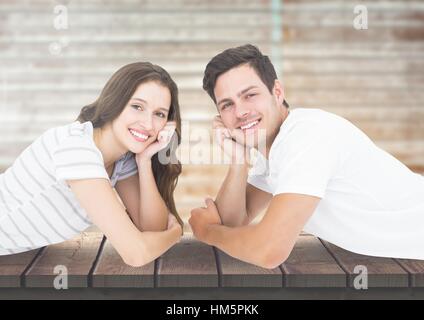 Lächelnde paar am Steg liegen Stockfoto