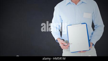 Mittleren Bereich der Lieferbote hält Zwischenablage Stockfoto