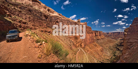 Fahrzeug auf Shafer Trail Serpentinen Shafer Canyon, Canyonlands Nat Park, Abschnitt "Bären Ohren National Monument" in Dist, Utah Stockfoto