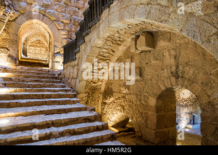 Ajloun, Jordanien - 4. April 2015: Ansicht der Burg von Ajloun Haupteingang und Treppe. Burg von Ajloun befindet sich im nordwestlichen Jordanien auf einem Hügel Stockfoto