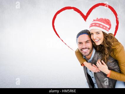 Porträt der glückliche Mann geben Huckepack Frau vor weißem Hintergrund Stockfoto