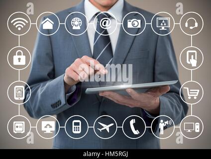 Geschäftsmann mit digital-Tablette mit Digital erzeugte Programmsymbol Stockfoto