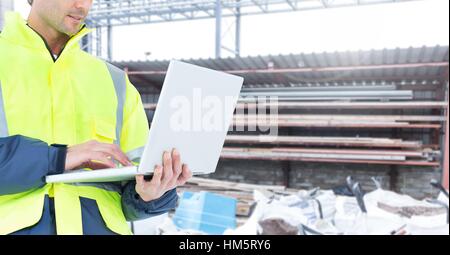 Männliche Architektur mit Laptop auf Baustelle Stockfoto