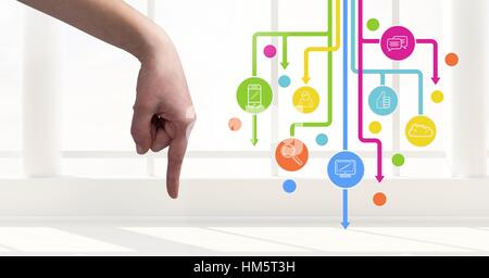 Frau Hand zeigt nach unten neben dem Digital erzeugte Programmsymbol Stockfoto