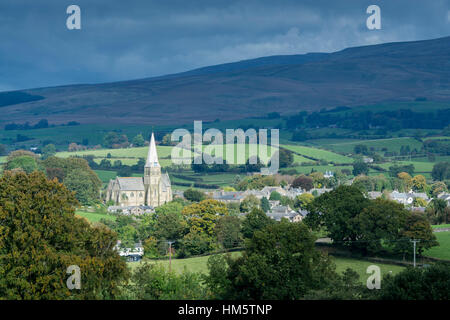 Burton in Lonsdale-Dorf, mit der All Saints Church Dominanting die Skyline. North Yorkshire, Großbritannien Stockfoto