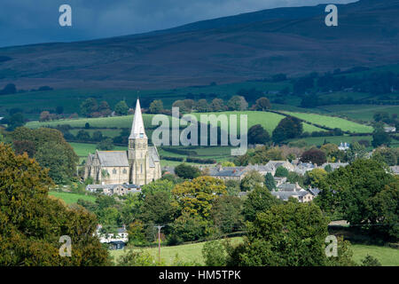 Burton in Lonsdale-Dorf, mit der All Saints Church Dominanting die Skyline. North Yorkshire, Großbritannien Stockfoto