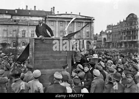 VLADIMIR LENIN (1870-1924) einen Redebeitrag in Swerdlow-Platz, Moskau, Mai 5. 1920. Auf der Treppe auf der rechten Seite steht Trotsky mit Kamenew hinter ihm. Unter Stalins Befehl Letztere wurden zwei aus dem Foto bearbeitet. Stockfoto