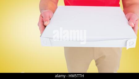Lieferung Mann trägt Boxen gegen Betonwand Stockfoto