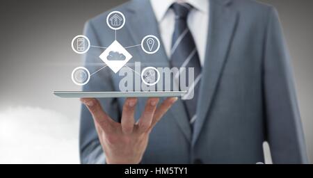 Geschäftsmann mit digital-Tablette mit app-Icon-Schnittstelle-Bildschirm Stockfoto
