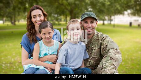 Soldat mit ihrer Familie vereint Stockfoto