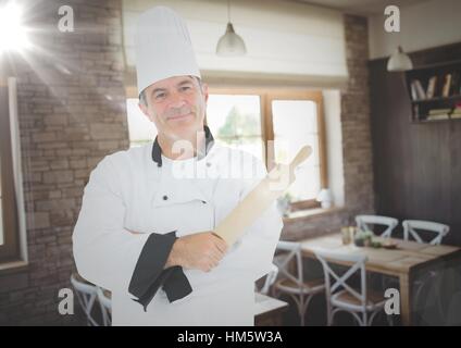 Männlichen Chef mit Nudelholz in restaurant Stockfoto