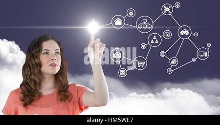 Frau berühren digital generierten Icons für social-Networking- Stockfoto