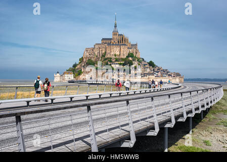 Panoramablick auf Mont-Saint-Michel und eine Straße nach Abbey, Frankreich Stockfoto