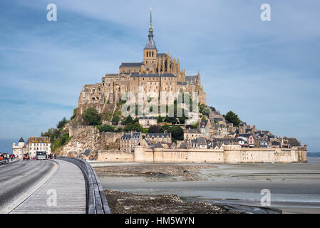 Panoramablick auf Mont-Saint-Michel und eine Straße nach Abbey, Frankreich Stockfoto