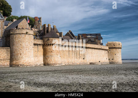 Panoramablick auf Coastal steinernen Befestigungsanlagen von Mont Saint-Michel, Frankreich Stockfoto