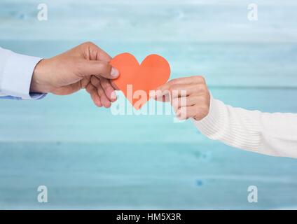 Nahaufnahme von paar Hände halten ein Herz Stockfoto