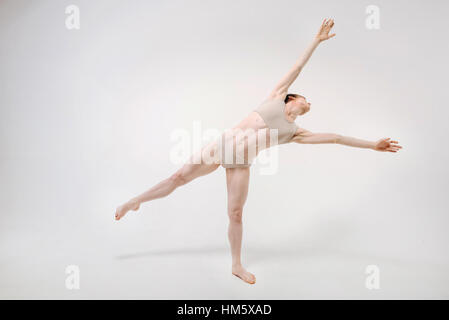 Anmutige junge Balletttänzerin, die Dehnung im studio Stockfoto