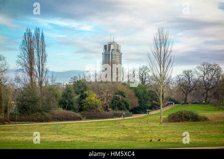 Kensington Gardens mit Basil Spence Turm (Hyde Park Barracks) im Hintergrund, London, UK Stockfoto