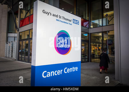 Krebszentrum Zeichen außerhalb des Gebäudes Eintritt, Guy es and St. Thomas' Hospital, London, UK Stockfoto