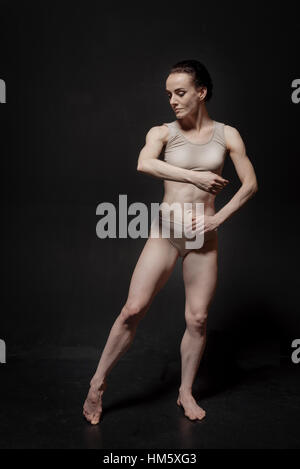 Nachdenklich Solotänzerin im Studio durchführen Stockfoto