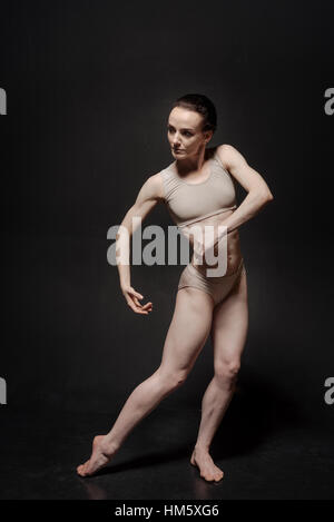 Beteiligten Ballett-Tänzerin im Studio stehen Stockfoto