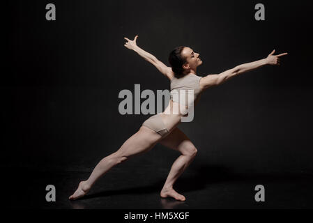 Luftige junge Balletttänzerin posiert im studio Stockfoto