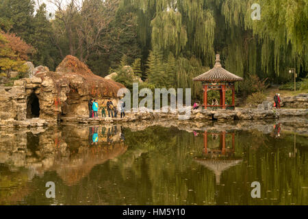 See und Pavillon am Ritan Park, Peking, Volksrepublik China, Asien Stockfoto