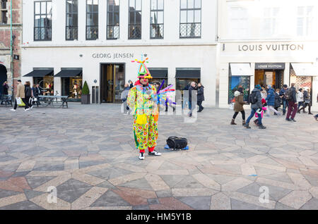 Clown Ballon Verkäufer auf StrØget, Kopenhagen, Dänemark Stockfoto