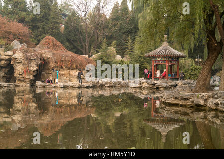 See und Pavillon am Ritan Park, Peking, Volksrepublik China, Asien Stockfoto