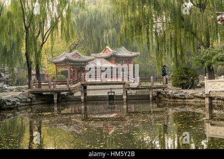 See und Pavillon am Ritan Park, Peking, Volksrepublik China, Asien Stockfoto