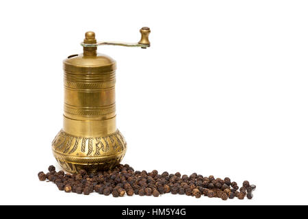 Schwarze Pfefferkörner und Spice Grinder auf weißem Hintergrund Stockfoto