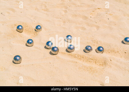 Boccia-Kugeln am weißen Sandstrand Stockfoto