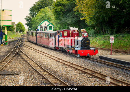 Ein Personenzug Ankunft am Aylsham Bahnhof auf die Bure Valley Railway in Norfolk UK Stockfoto