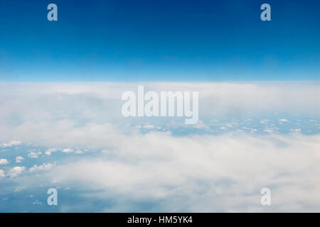 Himmlischer Ausblick aus dem Flugzeugfenster Stockfoto