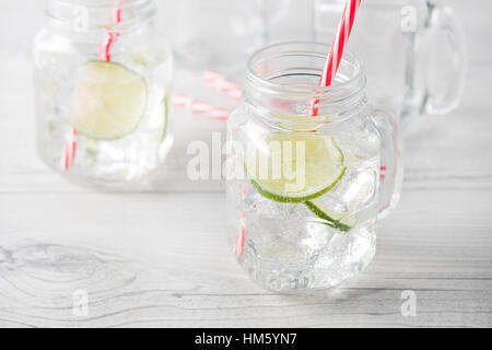 Frische hausgemachte Gin-Tonic-Cocktails mit Kalk Stockfoto