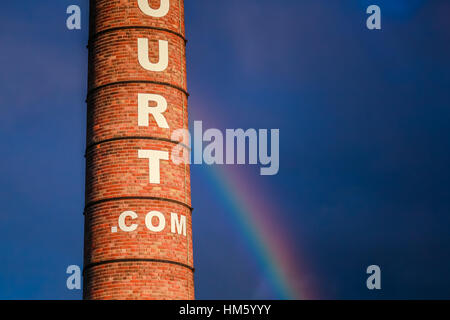 Einen hohen viktorianischen Schornstein mit einem Regenbogen und Wolken hinter Stockfoto