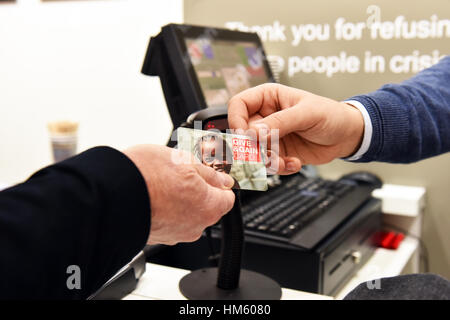 Liebe schenken Kreditkarte an einem roten Kreuz Charity Shop UK Stockfoto