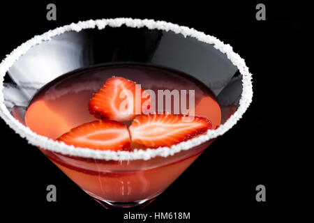 Erdbeer Margarita cocktail mit Erdbeeren auf schwarzem Hintergrund Stockfoto
