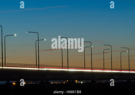 Lichteffekte aus dem Verkehr auf der Öland-Brücke, Pension der schwedischen Insel Öland mit dem Festland Schweden Stockfoto