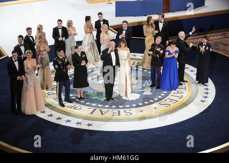 US-Präsident Donald Trump begrüßt das Publikum während der Salute to Our Armed Services Ball an das National Building Museum 20. Januar 2017 in Washington, DC. Stockfoto