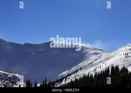 Winter Schneeberge an sonnigen, windigen Tag. Ukraine, Karpaten. Mount Howerla. Stockfoto