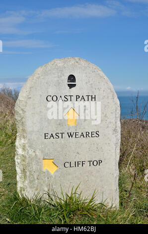 Stein Art Marker in der Nähe von East lässig auf dem South West Coastal Path, Insel von Portland, Dorset, Großbritannien Stockfoto