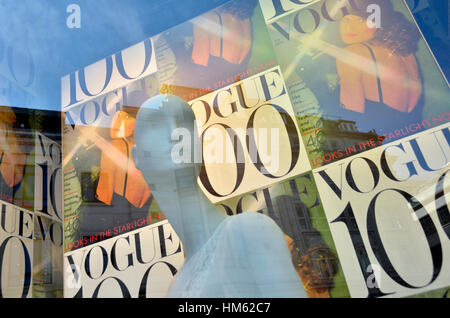 Ein Schaufenster display zum Gedenken an 100 Jahre der Zeitschrift Vogue Stockfoto