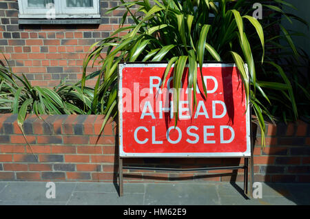 "Road Ahead geschlossen" melden Sie vor den Häusern, London, UK Stockfoto