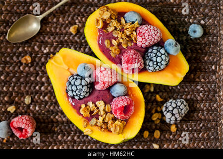 Papaya gefüllt mit gemischten Beeren-smoothie Stockfoto