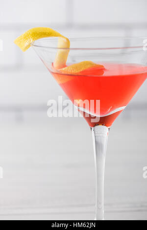 Frische hausgemachte cosmopolitan Cocktails mit Garnierung Stockfoto