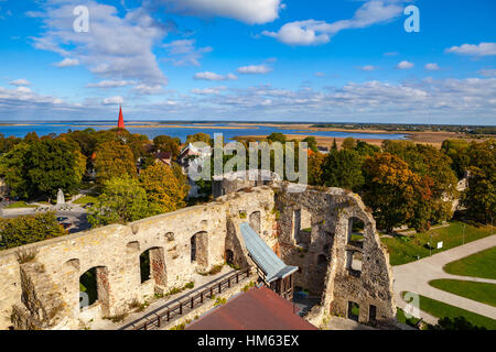 Panoramablick auf Ruinen der mittelalterlichen bischöflichen Burg Haapsalu, Estland Stockfoto