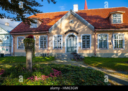 HAAPSALU, ESTLAND - 01 Okt 2015. Altes Rathaus und Museum (geschrieben auf Estnisch) in Haapsalu, Estland Stockfoto