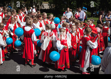 TALLINN, Estland - 4. Juli 2014: Mädchen im estnischen Trachten mit Luft Kugeln feierliche Prozession der estnischen Gesang und Tanz Festi wird vorbereitet Stockfoto